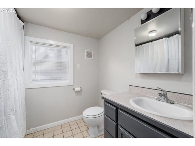1235 Se BOOTH Ave, Roseburg, OR 97470