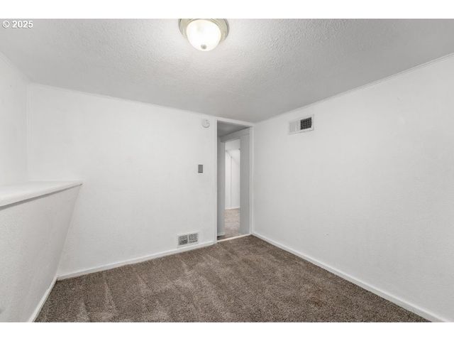 1235 Se BOOTH Ave, Roseburg, OR 97470