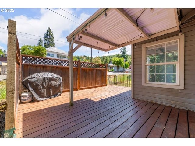 1235 Se BOOTH Ave, Roseburg, OR 97470