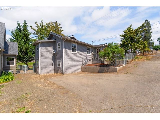 1235 Se BOOTH Ave, Roseburg, OR 97470