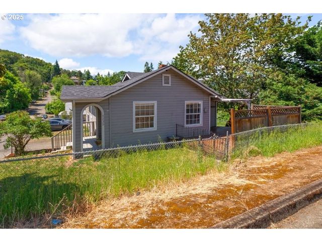 1235 Se BOOTH Ave, Roseburg, OR 97470