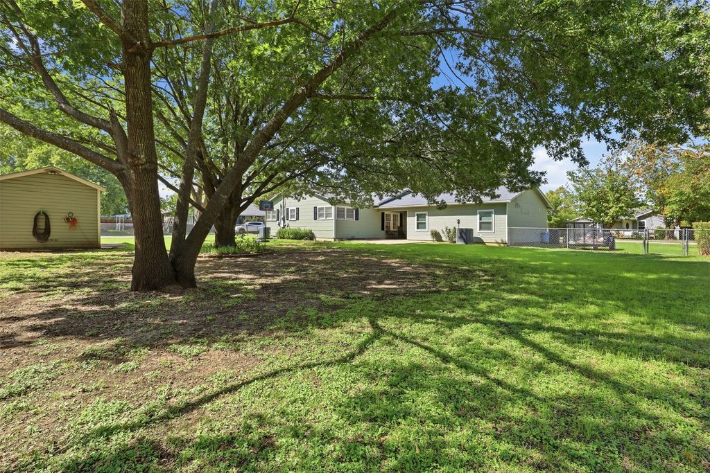 447 Bales Street, Cleburne, TX 76033 — photo 2