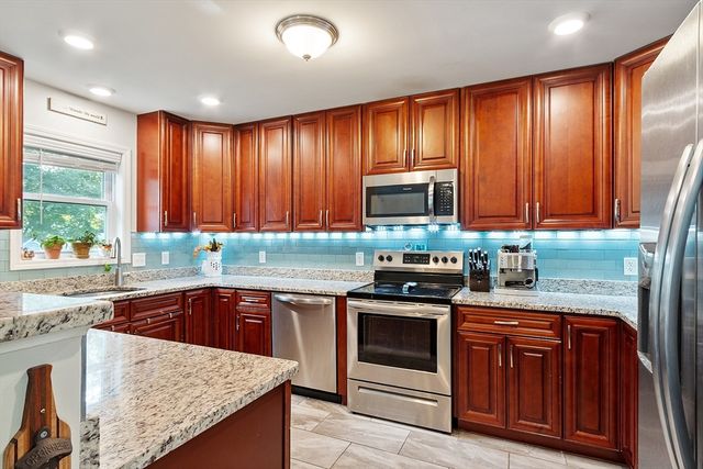4 Crest Ave, Worcester, MA 01607