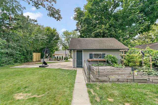1014 Saint John Street, Elgin, IL 60120