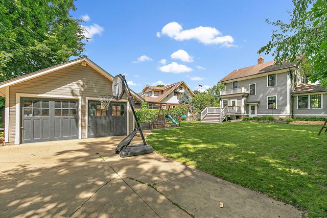 1014 Saint John Street, Elgin, IL 60120