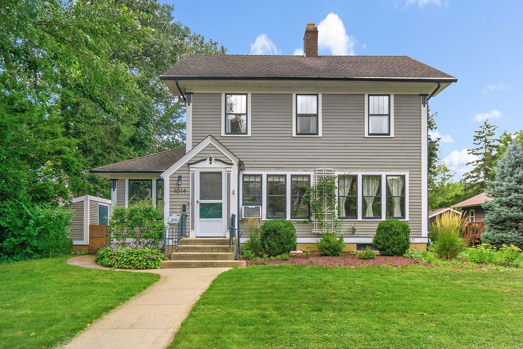 1014 Saint John Street, Elgin, IL 60120