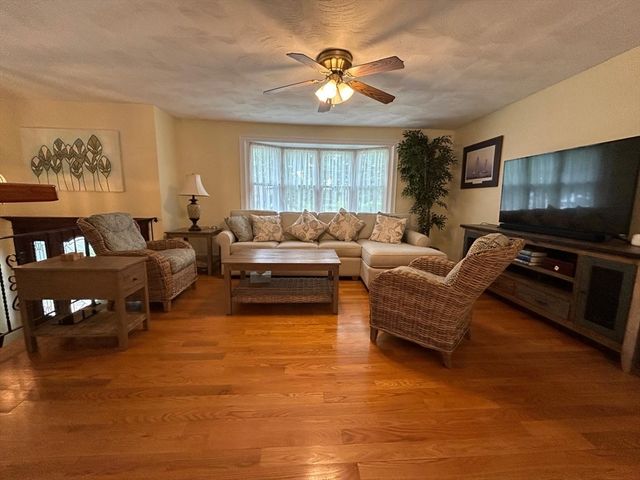27 Ferncroft Rd, Tewksbury, MA 01876