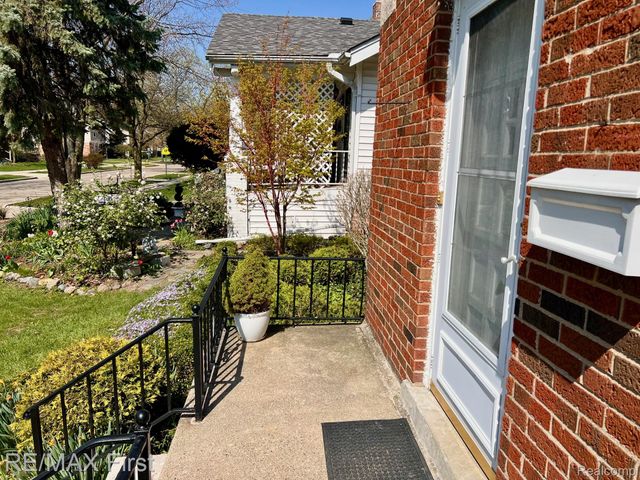 1618 Anita Avenue, Grosse Pointe Woods, MI 48236
