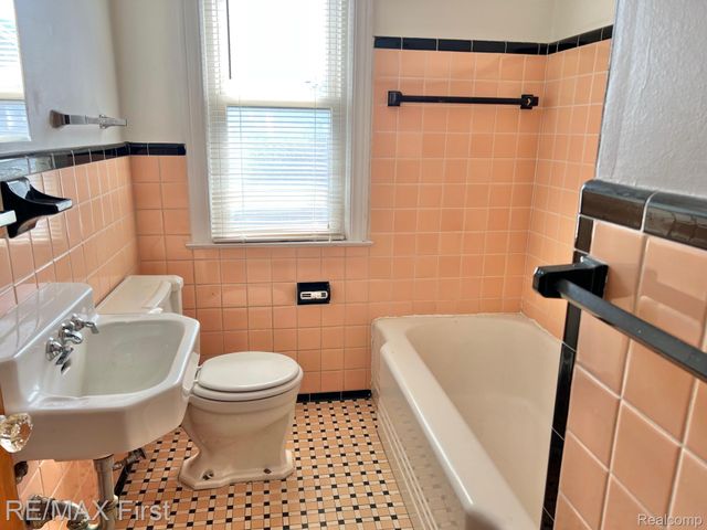1618 Anita Avenue, Grosse Pointe Woods, MI 48236