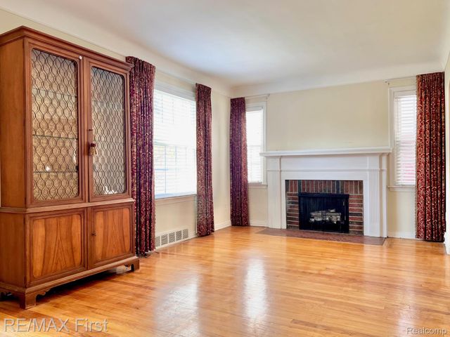 1618 Anita Avenue, Grosse Pointe Woods, MI 48236