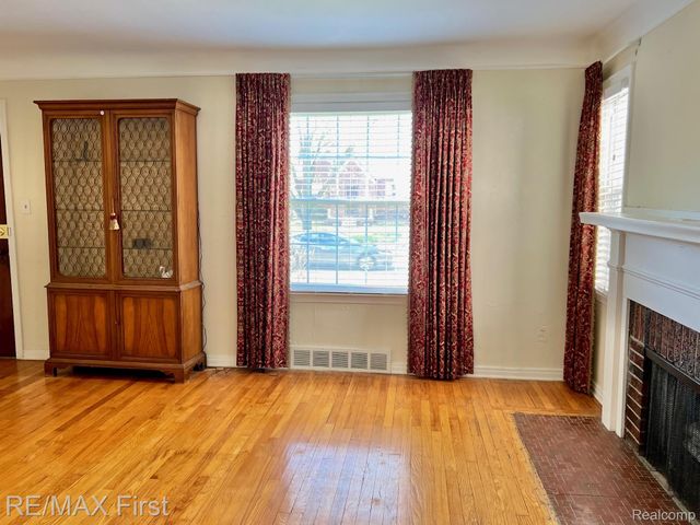 1618 Anita Avenue, Grosse Pointe Woods, MI 48236