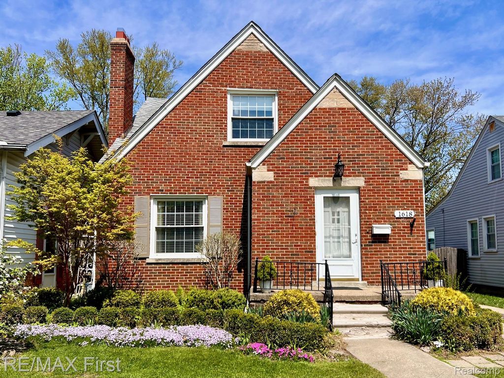 1618 Anita Avenue, Grosse Pointe Woods, MI 48236