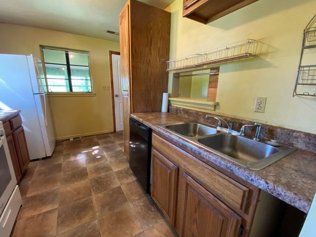 101 Hickory Street, Houston, MO 65483