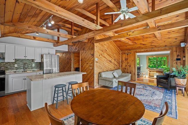 21 Carrier Lane, Sutton, MA 01590