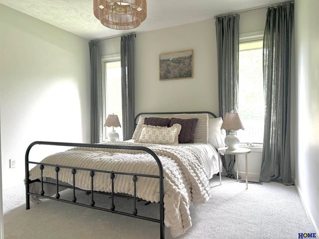 2100 Heritage Pines Court, Lincoln, NE 68506