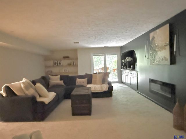 2100 Heritage Pines Court, Lincoln, NE 68506