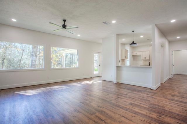 83 Dahlia Road, Huntsville, TX 77320