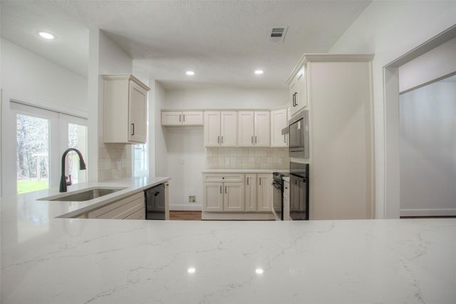 83 Dahlia Road, Huntsville, TX 77320