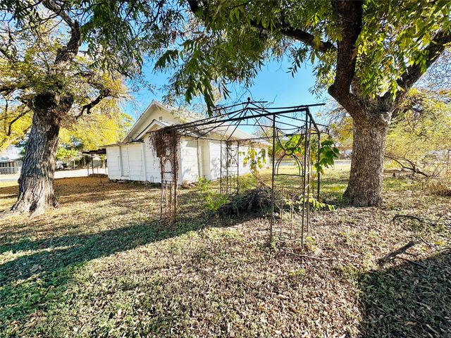 517 N Ave D, Cross Plains, TX 76443