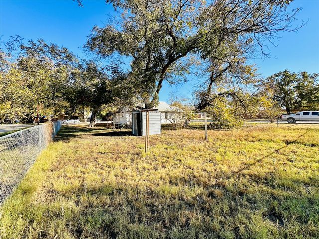 517 N Ave D, Cross Plains, TX 76443