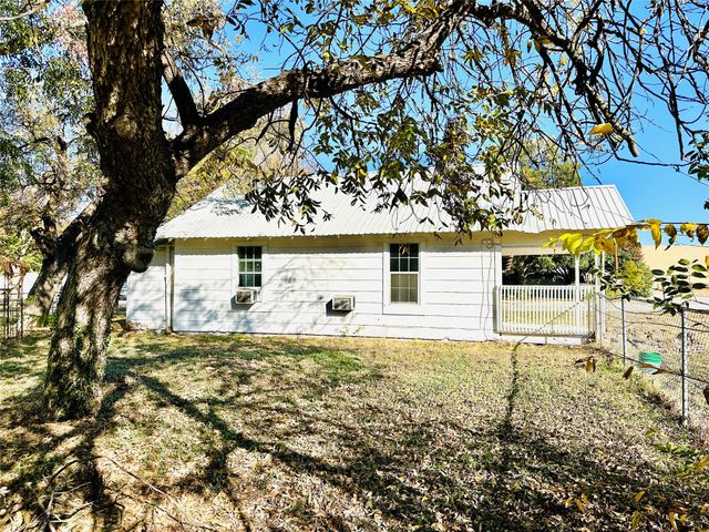 517 N Ave D, Cross Plains, TX 76443
