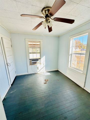 517 N Ave D, Cross Plains, TX 76443