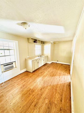 517 N Ave D, Cross Plains, TX 76443