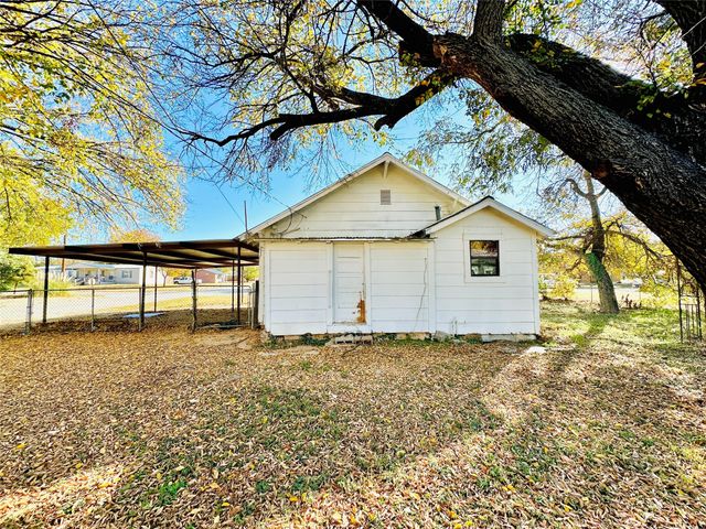 517 N Ave D, Cross Plains, TX 76443