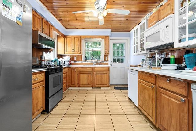 24 Perrin St, Attleboro, MA 02703
