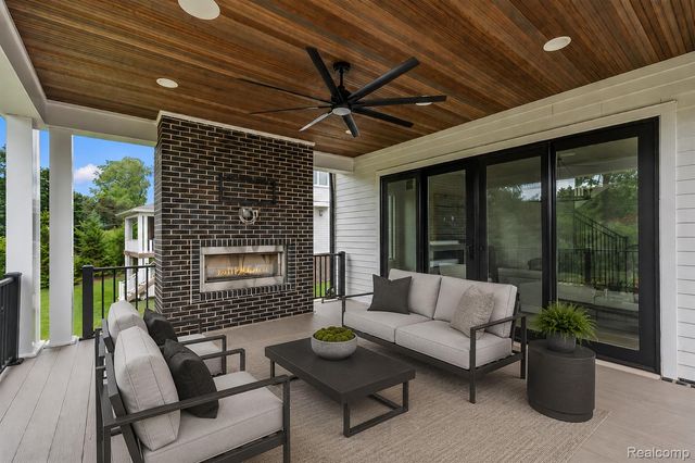 7303 Brookside Village Court, Bloomfield Hills, MI 48301