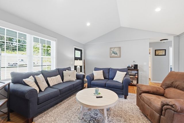 32 Nelson St, Warren, MA 01083