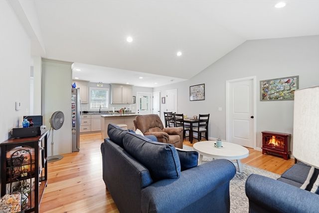 32 Nelson St, Warren, MA 01083