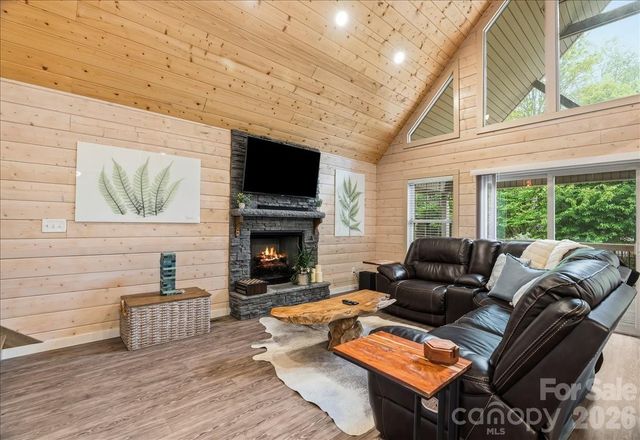 33 Indian Trace Road, Maggie Valley, NC 28751