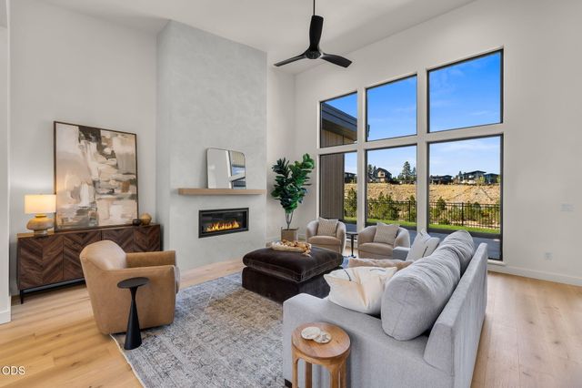 3142 NW Crossing Drive 227, Bend, OR 97703