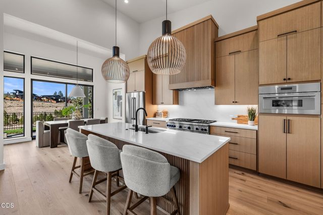3142 NW Crossing Drive 227, Bend, OR 97703
