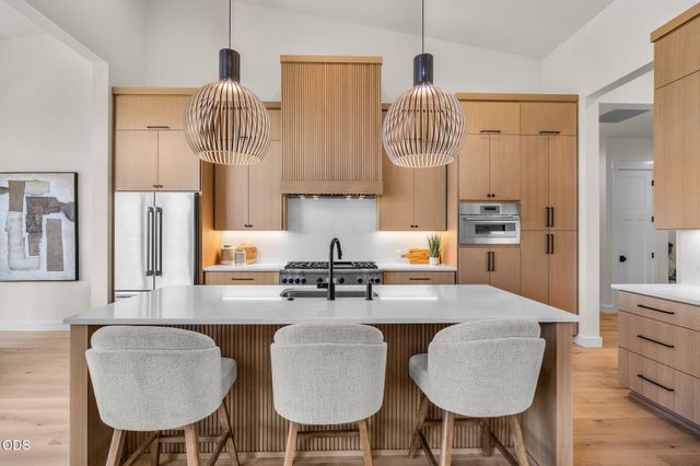 3142 NW Crossing Drive 227, Bend, OR 97703