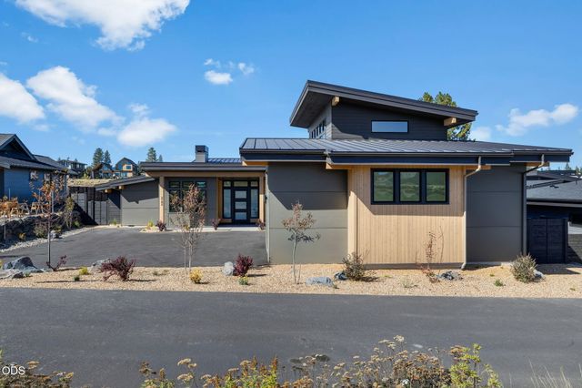 3142 NW Crossing Drive 227, Bend, OR 97703