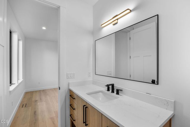 3142 NW Crossing Drive 227, Bend, OR 97703