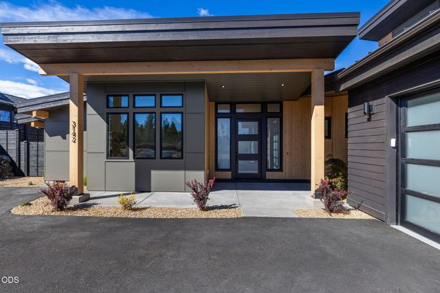 3142 NW Crossing Drive 227, Bend, OR 97703