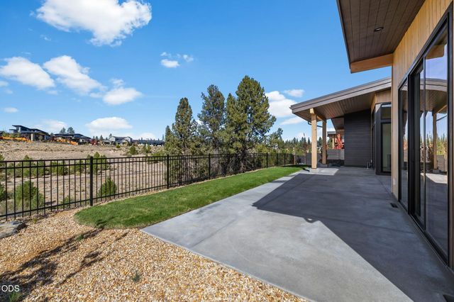 3142 NW Crossing Drive 227, Bend, OR 97703