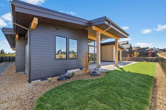 3142 NW Crossing Drive 227, Bend, OR 97703