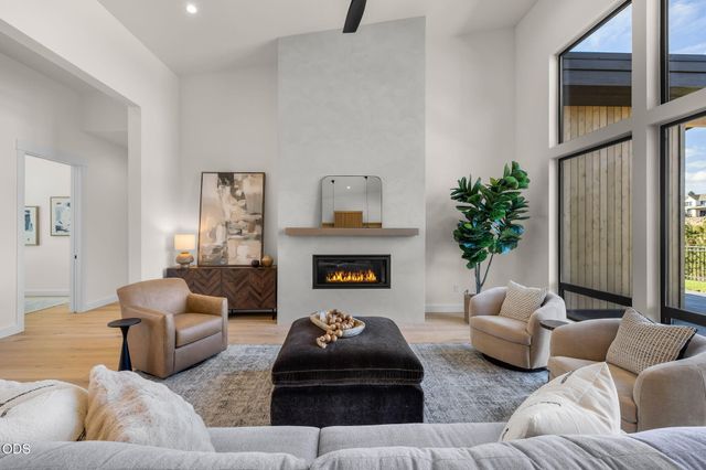 3142 NW Crossing Drive 227, Bend, OR 97703