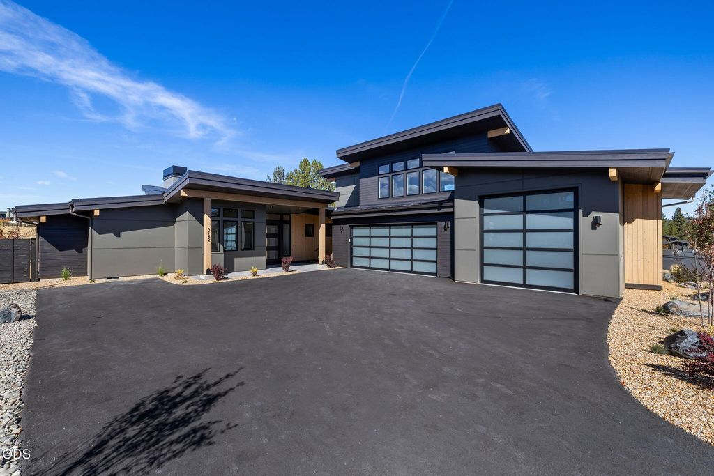 3142 NW Crossing Drive 227, Bend, OR 97703