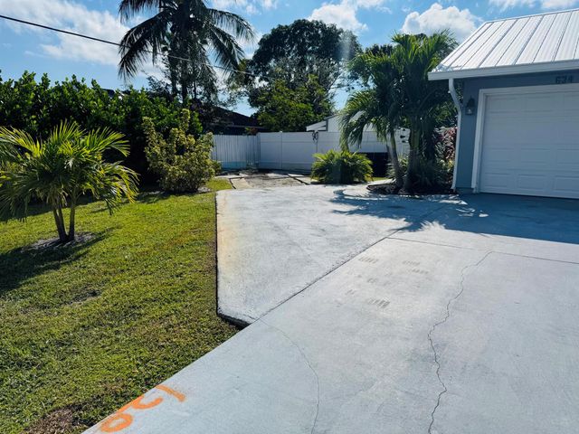 634 SE Whitmore Drive, Port St Lucie, FL 34984