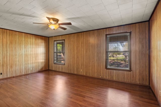 302 Smith St, Naples, TX 75568