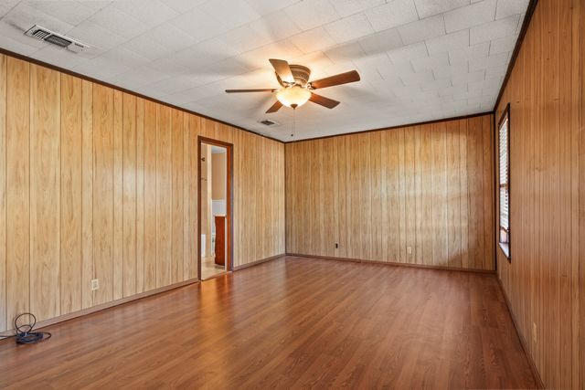 302 Smith St, Naples, TX 75568
