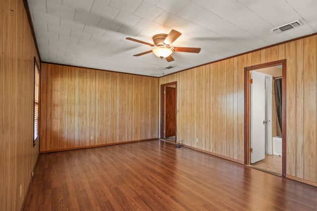 302 Smith St, Naples, TX 75568