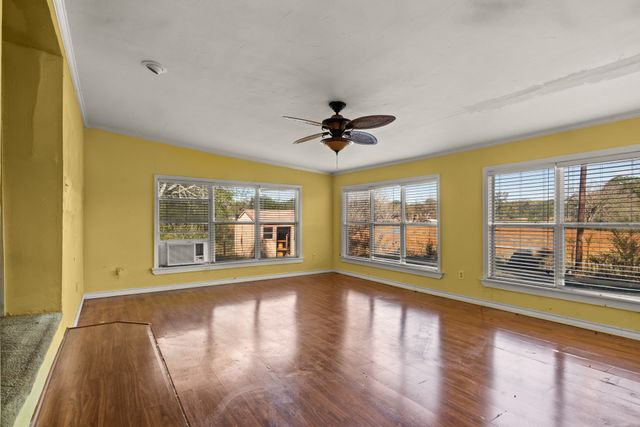 302 Smith St, Naples, TX 75568