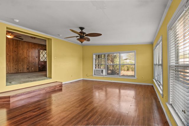 302 Smith St, Naples, TX 75568
