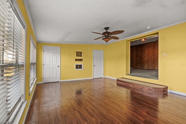 302 Smith St, Naples, TX 75568